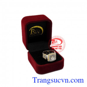 Kiểu dáng như một chiếc đồng hồ vừa tạo cảm giác thoải mái vừa làm tăng tính độc đáo, thời thượng. Nhẫn nam độc đáo vàng tây