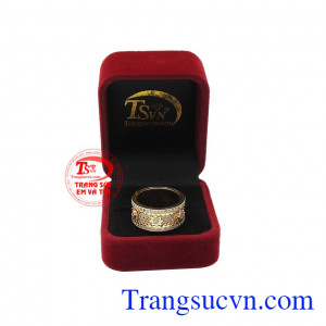 Nhẫn nam xoay bánh răng thích hợp với nhiều kiểu trang phục. 