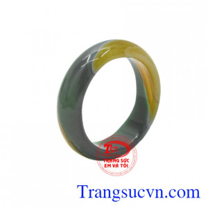 Nhẫn ngọc mã não may mắn được chế tác đầy tinh tế, vân ngọc sắc nét.