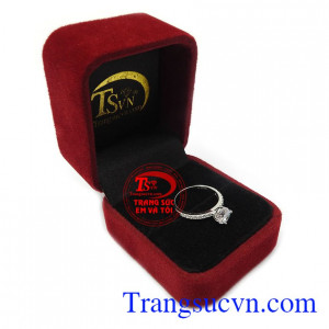 Nhẫn nữ vàng trắng phù hợp làm quà tặng tuyệt vời cho người thân và bạn bè trong những dịp ý nghĩa