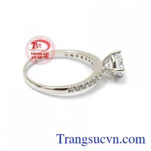 Với thiết kế độc đáo, gắn đá CZ lấp lánh càng tôn lên nét tinh tế trong từng đường nét sản phẩm