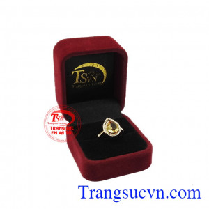 Ngoài ra, thạch anh còn tăng cường sự tự tin, thu hút giàu có, tăng khả năng giao tiếp với mọi người. Nhẫn nữ thạch anh vàng thịnh vượng