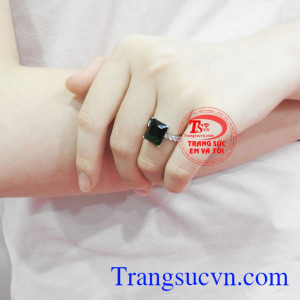 Mỗi một cô gái sẽ theo đuổi một phong cách thời trang riêng vì vậy hãy đến Em và Tôi để lựa chọn những món trang sức hợp xu hướng nhé.