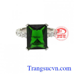 Nhẫn nữ vàng là món trang sức được nhiều phái nữ lựa chọn.