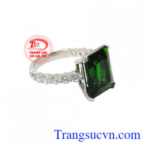 Không chỉ dễ đeo mà nhẫn vàng giúp cho các cô gái tỏa sáng và thu hút giữa đám đông.