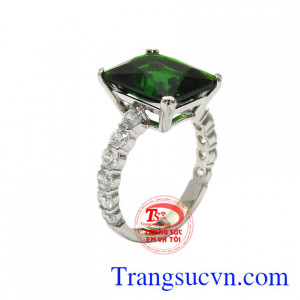 Nhẫn nữ vàng trắng cách điệu được chế tác tinh xảo với điểm nhấn là viên đá xanh kết hợp cùng những viên CZ tạo nên một sản phẩm lấp lánh.