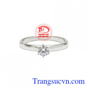 Với điểm nhấn là viên CZ ở chính giữa giúp cho các cô gái tự tin tỏa sáng.