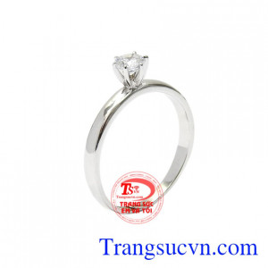 Nhẫn nữ vàng trắng thơ ngây được chế tác không quá cầu kỳ nhưng vẫn khiến cho các nàng trở nên nữ tính và thu hút ánh nhìn.