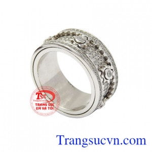 Nhẫn nam vàng trắng hiện đang là xu hướng được phái mạnh ưa chuộng để thể hiện phong cách.