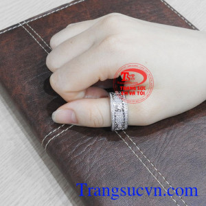 Sản phẩm sẽ khiến cho phong cách thời trang của các chàng vô cùng nổi bật.