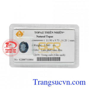 Viên Topaz phú quý được chế tác tinh xảo, từng đường nét chạm khắc tỉ mỉ tạo nên viên đá sáng lấp lánh.