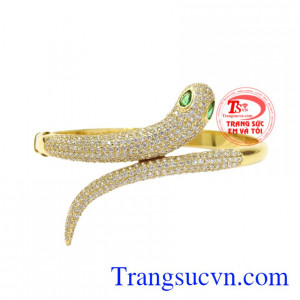 Trong phong thủy, việc sở hữu trang sức hình rắn giúp cho nữ giới gặp nhiều may mắn, công việc suôn sẻ, gặp hung hóa cát.