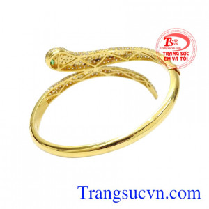 Sản phẩm có thể kết hợp cùng nhiều kiểu váy, đầm dạ tiệc tạo vẻ cuốn hút.