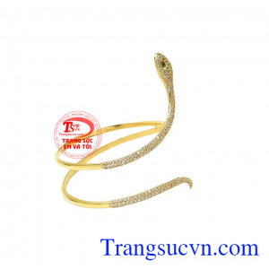 Vòng tay rắn thời trang được chế tác từ vàng tây 18k cùng những viên đá cz lấp lánh tạo nên một chiếc vòng tay thời trang ấn tượng. 