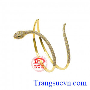 Thiết kế độc đáo, phong cách thích hợp với nhiều kiểu trang phục. Vòng tay rắn thời trang