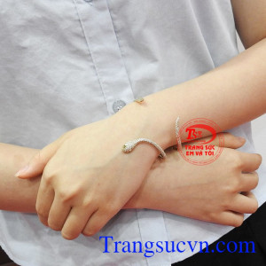 Sản phẩm được bảo hành uy tín, giao hàng toàn quốc. Vòng tay rắn thời trang