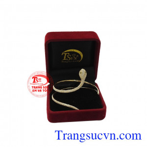 Vòng tay rắn thời trang giúp bạn gái càng thêm tự tin và quyến rũ. 