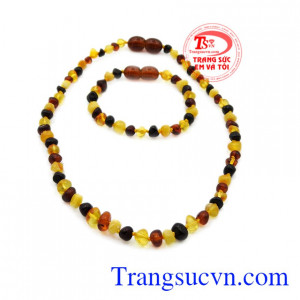 Bộ chuỗi hổ phách xinh xắn hiện đang được nhiều ông bố bà mẹ ưa chuộng để mua dành tặng cho con mình.