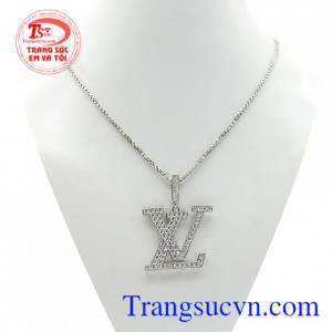 Bộ mặt dây vàng trắng đẳng cấp mang lại cho nam giới phong cách thời trang riêng biệt.