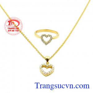 Bộ trang sức tình yêu đong đầy mang đến cho người dùng sự tinh tế và hợp thời trang.