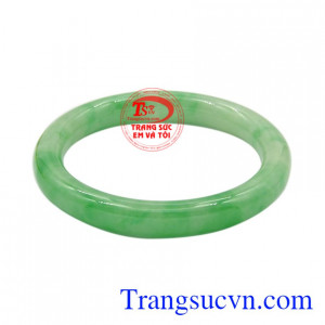 Cẩm thạch lắc tay được chế tác từ ngọc cẩm thạch thiên nhiên sáng bóng.