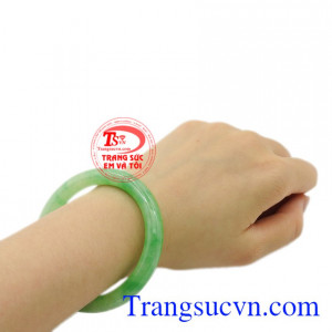 Chính vì vậy, vòng ngọc cẩm thạch thường là món quà để dành tặng cho bà và mẹ.