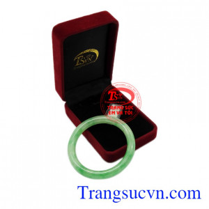 Giúp cho người đeo tôn lên được vẻ quý bà, sang trọng.