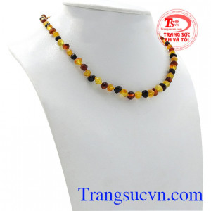 Chuỗi hổ phách hay còn gọi là Amber được hình thành từ nhựa cây hóa thạch sau hàng triệu năm ngoài thiên nhiên.