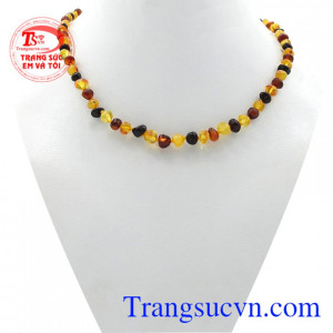 Chuỗi hổ phách an yên được chế tác tinh tế từ đá hổ phách thiên nhiên mang đến nhiều năng lượng tích cực cho bé.