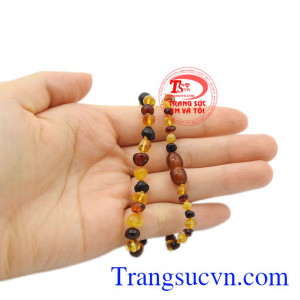 Các bậc cha mẹ thường cho các bé yêu đeo hổ phách vì chúng giúp các bé giảm đau khi mọc răng.