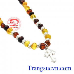 Đá hổ phách thiên nhiên có tác dụng tuyệt vời trong việc giúp răng của bé mọc nhanh và dễ dàng hơn. Chuỗi hổ phách thánh giá bạc