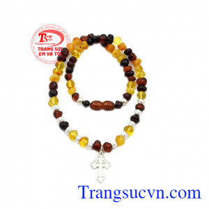 Với tính chất kháng khuẩn cực tốt nên các sản phẩm từ bạc được các mẹ đặc biệt yêu thích và tin dùng. Chuỗi hổ phách thánh giá bạc