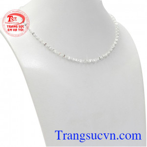 Dây chuyền bạc bé gái dễ thương với kiểu dáng tinh tế, nhỏ gọn không gây ảnh hướng tới hoạt động của trẻ. 