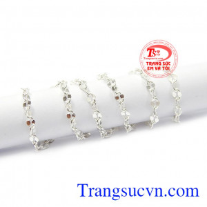 Với tính kháng khuẩn tốt giúp bảo vệ trẻ khỏi những loại vi khuẩn, nấm, virus tấn công, tăng cường đề kháng cho bé. Dây chuyền bạc bé gái dễ thương