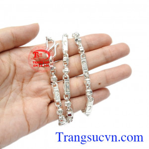Sản phẩm có thể kết hợp cùng nhiều trang phục hoặc mặt dây để thay đổi phong cách. Dây chuyền bac 925