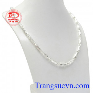 Dây chuyền bạc khoáng đạt mang vẻ đẹp nam tính cho phái mạnh. 