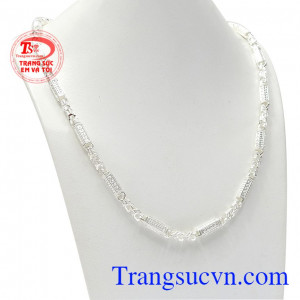 Dây chuyền bạc nam phát đạt được chế tác với kiểu dáng nam tính, mạnh mẽ.