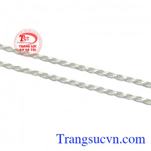 Kiểu dáng nhỏ nhắn, bền đẹp. Dây chuyền bạc trẻ em đáng yêu