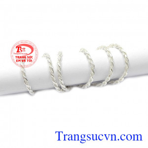 Hiểu được sức đề kháng của các bé còn yếu, các nhà chế tác đã tạo nên chiếc dây chuyền bạc với tác dụng kháng khuẩn cản gió để các bé thỏa sức vui chơi mà không lo bị ốm. Dây chuyền bạc trẻ em đáng yêu