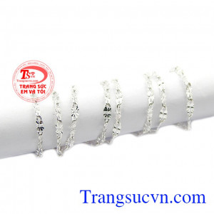 Sản phẩm với giá cả ưu đãi, thanh toán an toàn. Dây chuyền bạc yêu kiều