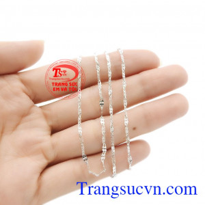 Dây chuyền bạc yêu kiều là món quà ý nghĩa dành tặng phái đẹp.