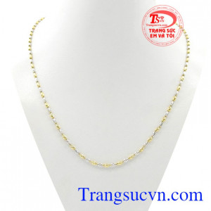 Dây chuyền nhập khẩu nữ tính được chế tác tinh xảo kết hợp cùng vàng màu và vàng trắng tạo điểm nhấn.