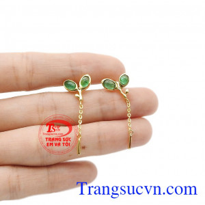 Kết hợp vàng tây 18k cùng đá emerald thiên nhiên hợp mệnh, mang đến sự lạc quan, may mắn và vui vẻ cho người dùng. Hoa tai emerald thiên nhiên đẹp