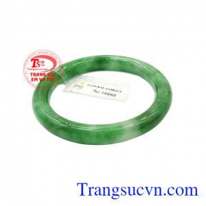 Một số người quan niệm, việc sử dụng ngọc cẩm thạch thường xuyên sẽ giúp tinh thần thư thái, giải tỏa căng thẳng và mệt mỏi. Jadeit-Vòng ngọc cẩm thạch