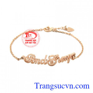 Lắc tay vàng hồng tinh tế là mẫu mã mới của trang sức Em và Tôi thiết kế thanh mảnh, xinh xắn.