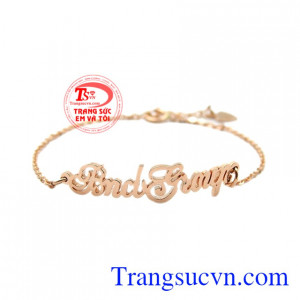 Sản phẩm có thể kết hợp với nhiều kiểu trang phục, hợp thời trang.