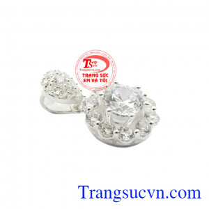 Mặt dây bạc xinh xắn là một sản phẩm mới đang được nhiều khách hàng yêu thích và lựa chọn.