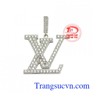 Mặt dây vàng trắng đẳng cấp được thiết kế tinh xảo đính nhiều viên CZ lấp lánh tạo điểm nổi bật.