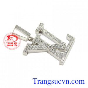 Sản phẩm kết hợp cùng dây chuyền vàng trắng mang lại vẻ nam tính, thời thượng cho người đeo.