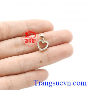 Với mặt dây này, các chị em thỏa sức kết hợp cùng nhiều kiểu trang phục khác nhau. Mặt dây nữ vàng hồng tình yêu